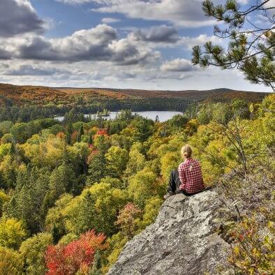HIking in the fall colours at the Agonquin Log Cabin