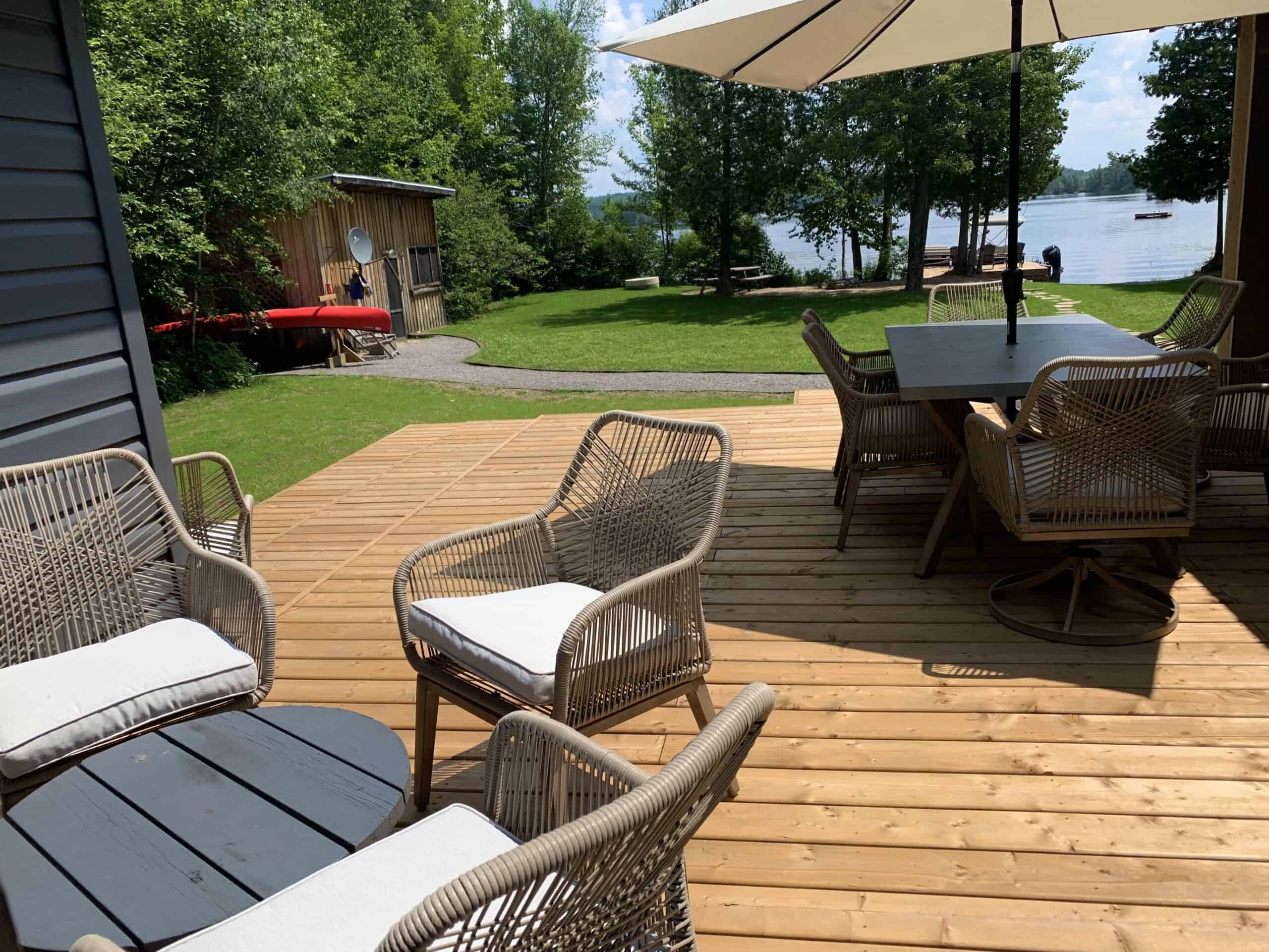 Manitou deck with coctail table